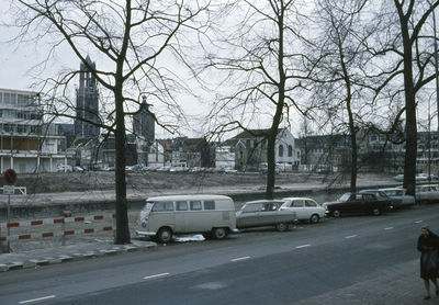 801557 Gezicht op de Catharijnesingel te Utrecht, met de gedempte Stadsbuitengracht. Op de achtergrond de Rijnkade (na ...